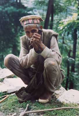 קולו, צפון הודו. מעשן טיפוסי