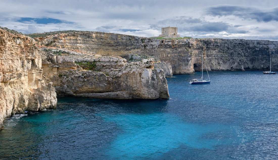 האי קומינו במלטה. איים מפתיעים בים התיכון. מקור: פיקסביי